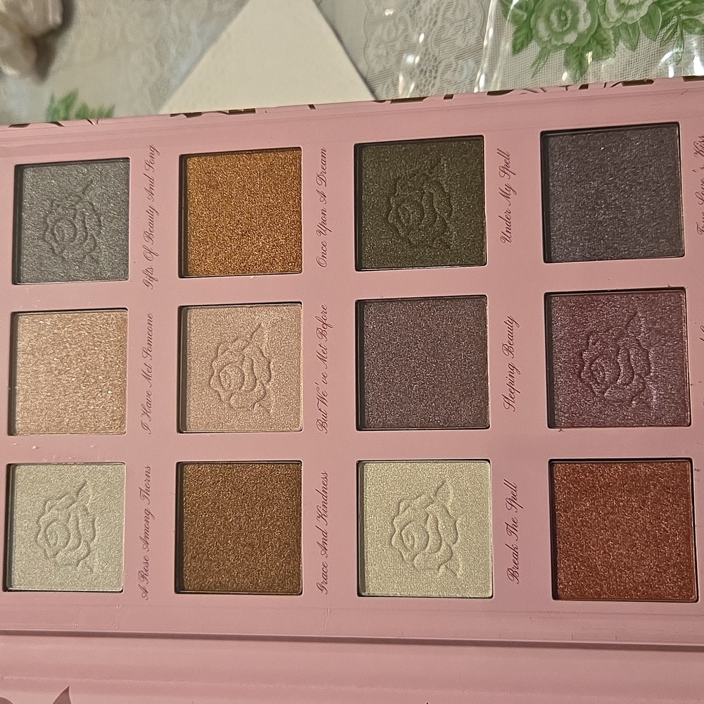 Nwt Disney Princess Aurora Pink and Gold Eyeshadow Palette - Picture 3 of 4